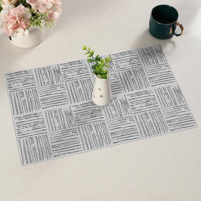Placemats Set of 4, Plastic Vinyl 18" x 12" Place Mats for Dinner Table, No-Slip Wipeable Table Mats Daily Use Patio Kitchen Decoration (White Mix Black)